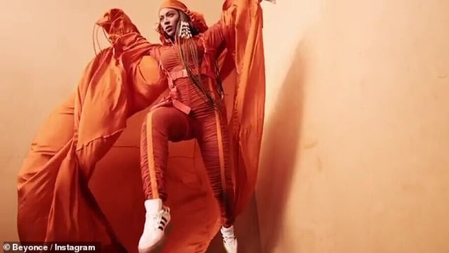 Μπιγιονσέ: Η Queen B κάνει ποδήλατο με ψηλοτάκουνα