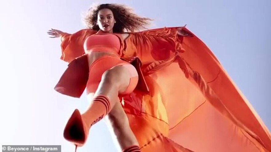 Μπιγιονσέ: Η Queen B κάνει ποδήλατο με ψηλοτάκουνα