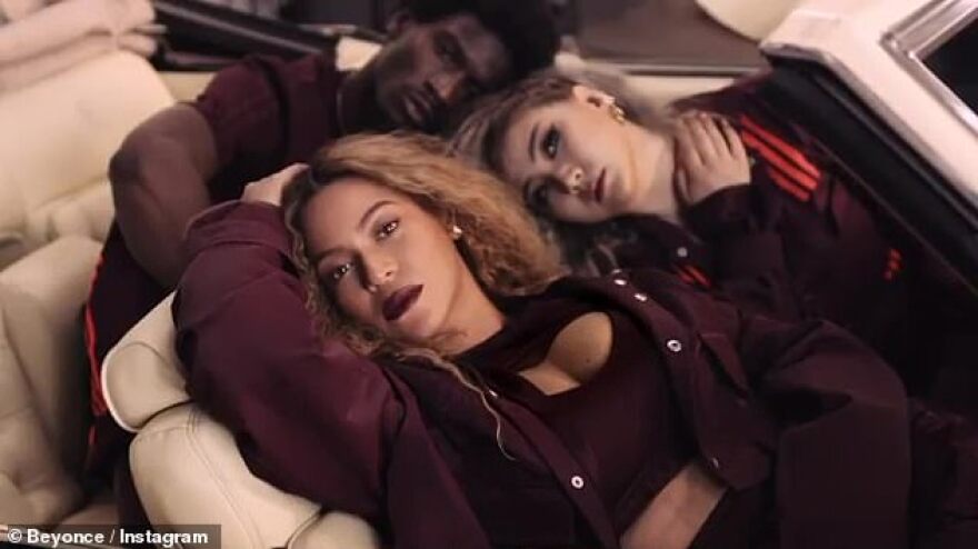 Μπιγιονσέ: Η Queen B κάνει ποδήλατο με ψηλοτάκουνα