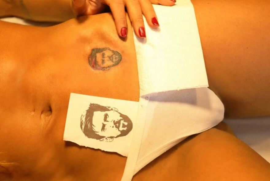 Η εκρηκτική Σούζι Κορτέζ έκανε τατουάζ τον Λιονέλ Μέσι σε απόκρυφο σημείο της