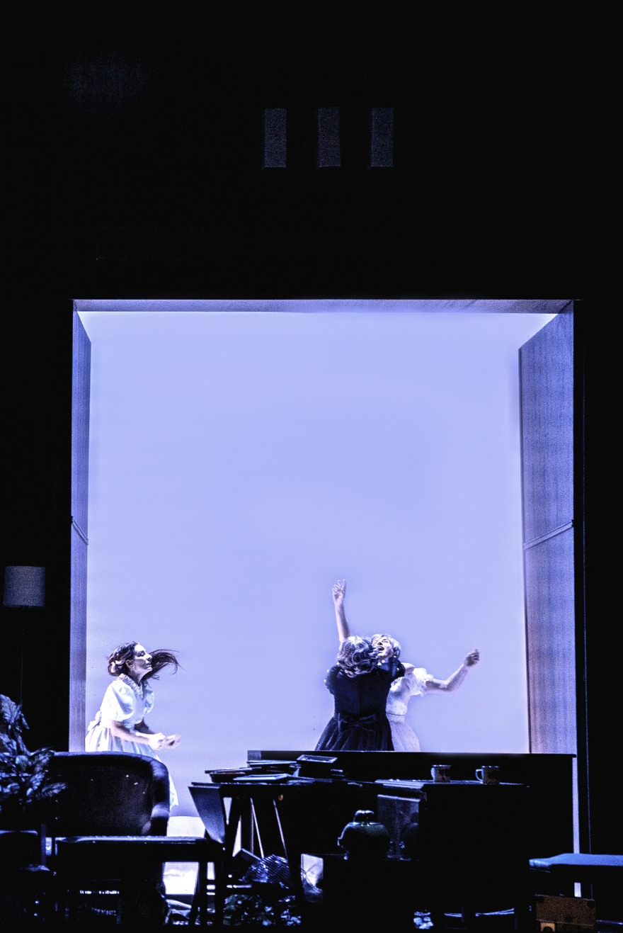 Καρυοφυλλιά Καραμπέτη, Αθηνά Μαξίμου, Μαρία Κεχαγιόγλου: Οι «Τρεις Αδελφές» ανεβαίνουν στο Θέατρο «Βεάκη»