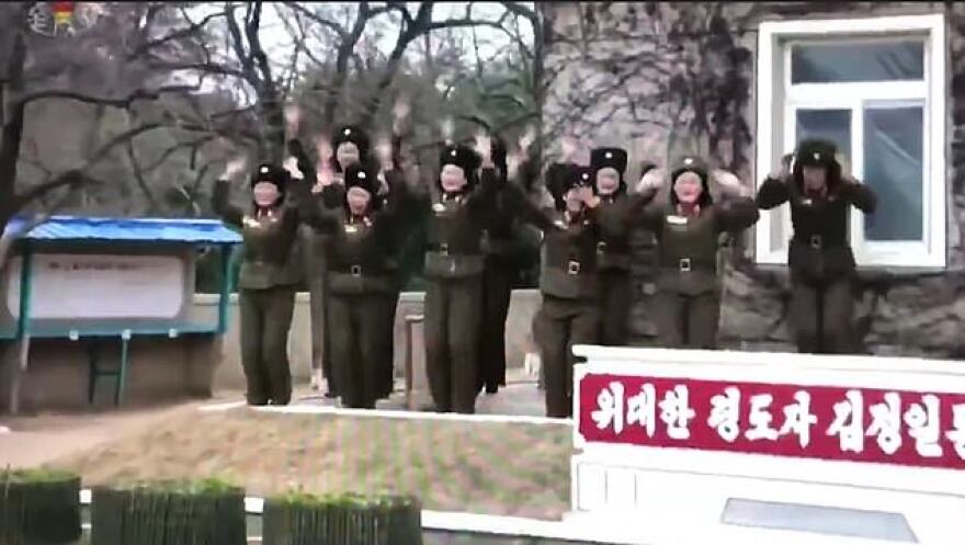 Ο Κιμ Γιονγκ Ουν και οι... στρατιωτίνες του: Αλλόκοτο βίντεο με τραγούδια, βόλεϊ και ζητωκραυγές