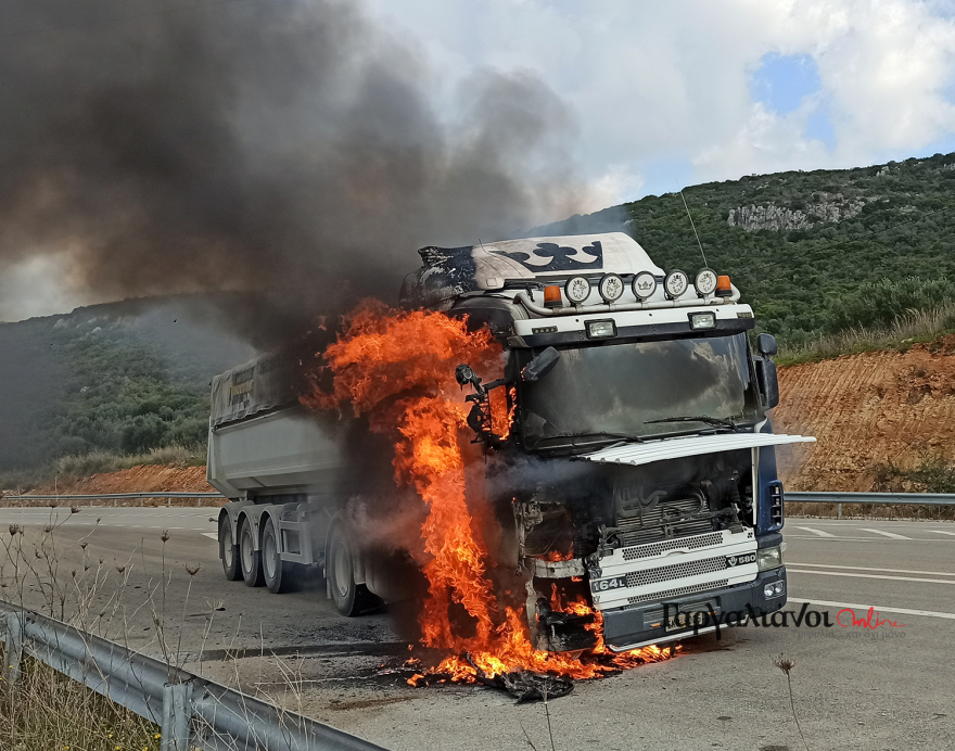 Γαργαλιάνοι: Νταλίκα τυλίχτηκε στις φλόγες εν κινήσει - Δείτε φωτογραφίες και βίντεο