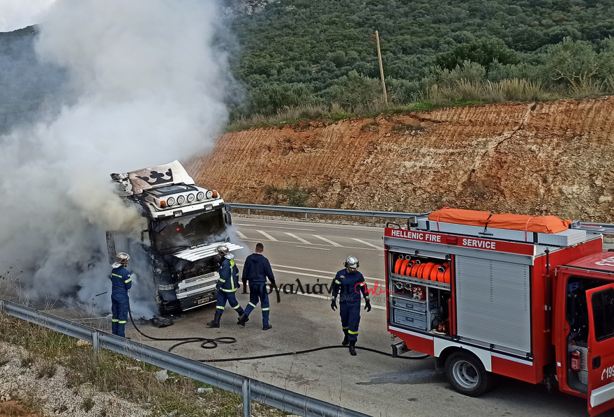Γαργαλιάνοι: Νταλίκα τυλίχτηκε στις φλόγες εν κινήσει - Δείτε φωτογραφίες και βίντεο
