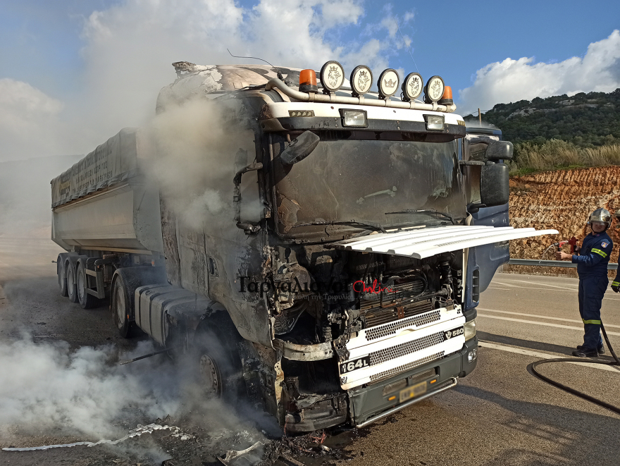 Γαργαλιάνοι: Νταλίκα τυλίχτηκε στις φλόγες εν κινήσει - Δείτε φωτογραφίες και βίντεο