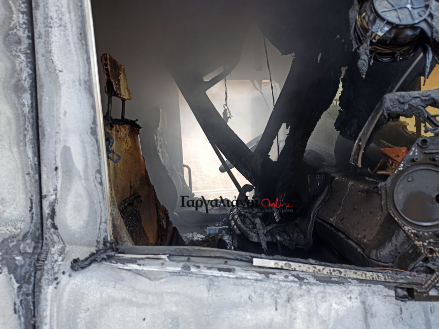 Γαργαλιάνοι: Νταλίκα τυλίχτηκε στις φλόγες εν κινήσει - Δείτε φωτογραφίες και βίντεο