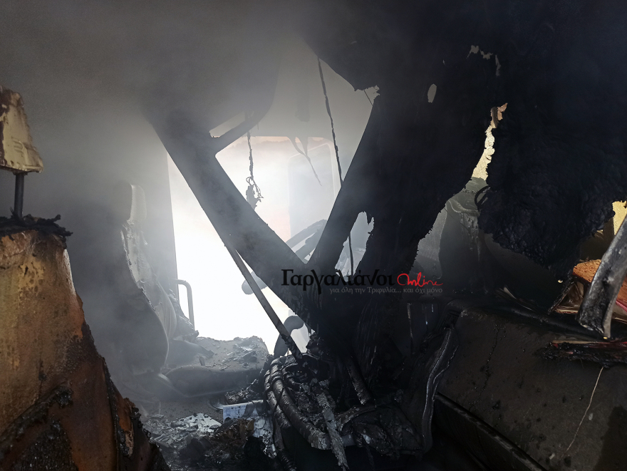 Γαργαλιάνοι: Νταλίκα τυλίχτηκε στις φλόγες εν κινήσει - Δείτε φωτογραφίες και βίντεο