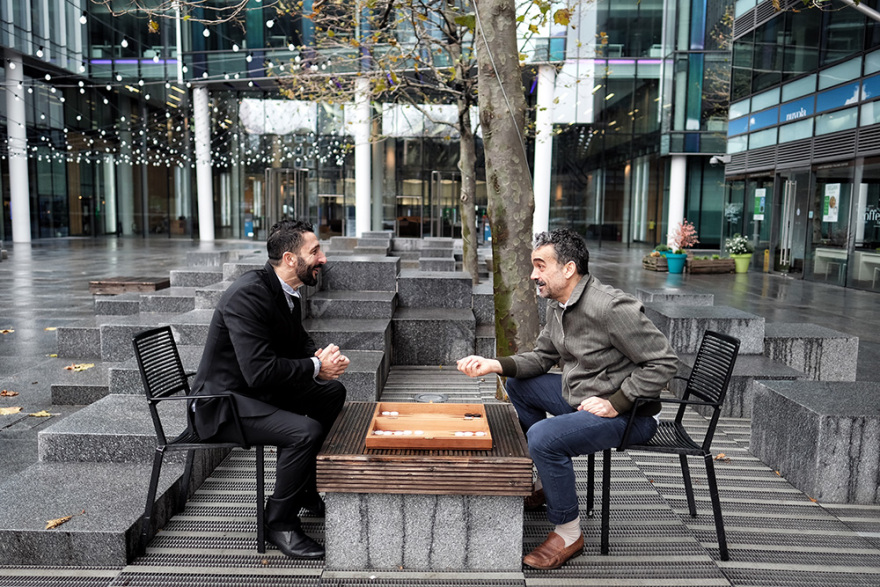 Μια παρτίδα τάβλι στην αυλή του ιστορικού Elysée