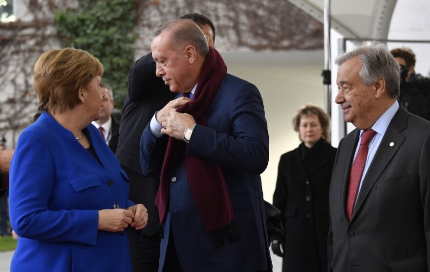 Διάσκεψη για τη Λιβύη - Tα ευτράπελα: Η Μέρκελ τρώει τα νύχια της και ψάχνει τον Πούτιν