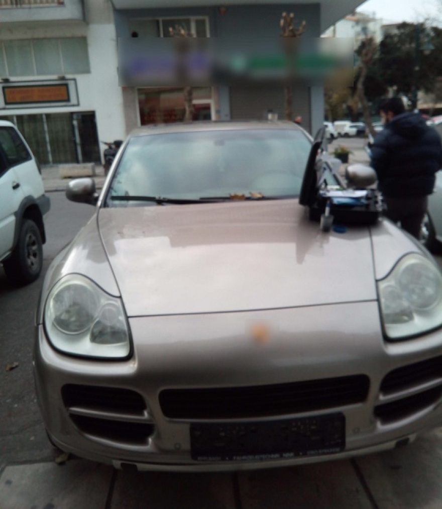 Θεσσαλονίκη: Μετέφερε 10 μετανάστες σε Porsche Cayenne με κλεμμένες πινακίδες