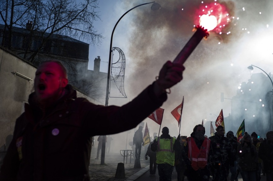 Γαλλία: Βίαιες συγκρούσεις διαδηλωτών - αστυνομίας κοντά στο Ανάκτορο των Βερσαλλιών