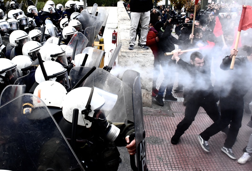 Φοιτητική πορεία στα Προπύλαια: Χημικά και μικροεπεισόδια