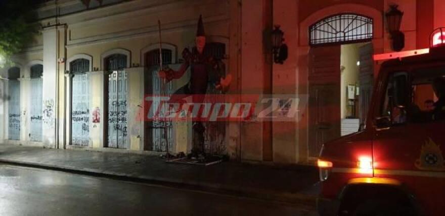 Πάτρα: Μπαράζ εμπρησμών τα ξημερώματα - Έβαλαν φωτιά σε καρναβαλικές κατασκευές