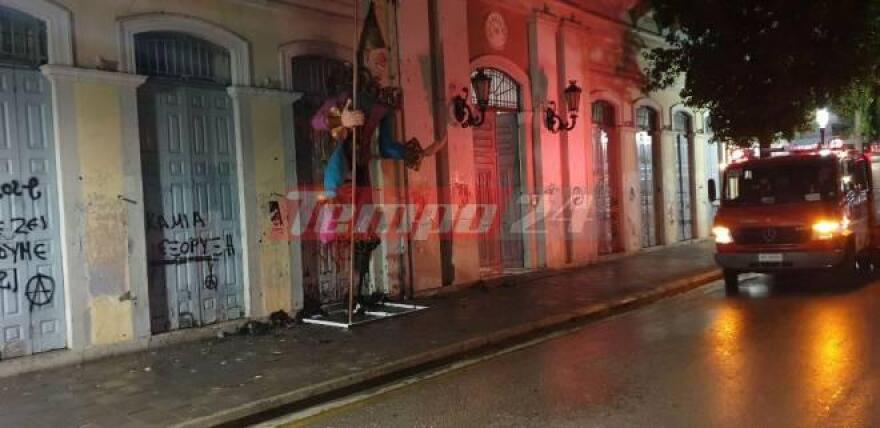 Πάτρα: Μπαράζ εμπρησμών τα ξημερώματα - Έβαλαν φωτιά σε καρναβαλικές κατασκευές