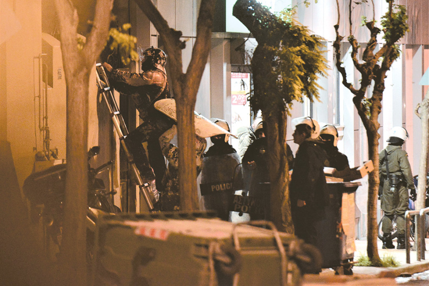 Καταλήψεις στην Αθήνα: Ποια είναι τα «παιδιά των πλουσίων» που ρίχνουν τσιμεντόλιθους