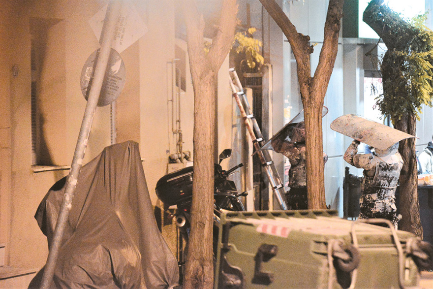 Καταλήψεις στην Αθήνα: Ποια είναι τα «παιδιά των πλουσίων» που ρίχνουν τσιμεντόλιθους