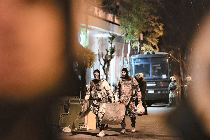 Καταλήψεις στην Αθήνα: Ποια είναι τα «παιδιά των πλουσίων» που ρίχνουν τσιμεντόλιθους