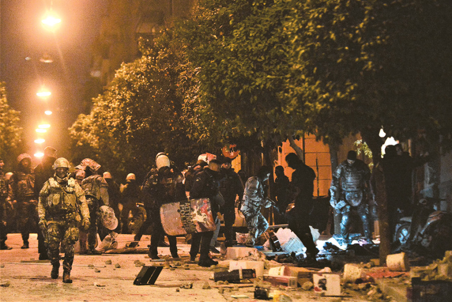 Καταλήψεις στην Αθήνα: Ποια είναι τα «παιδιά των πλουσίων» που ρίχνουν τσιμεντόλιθους