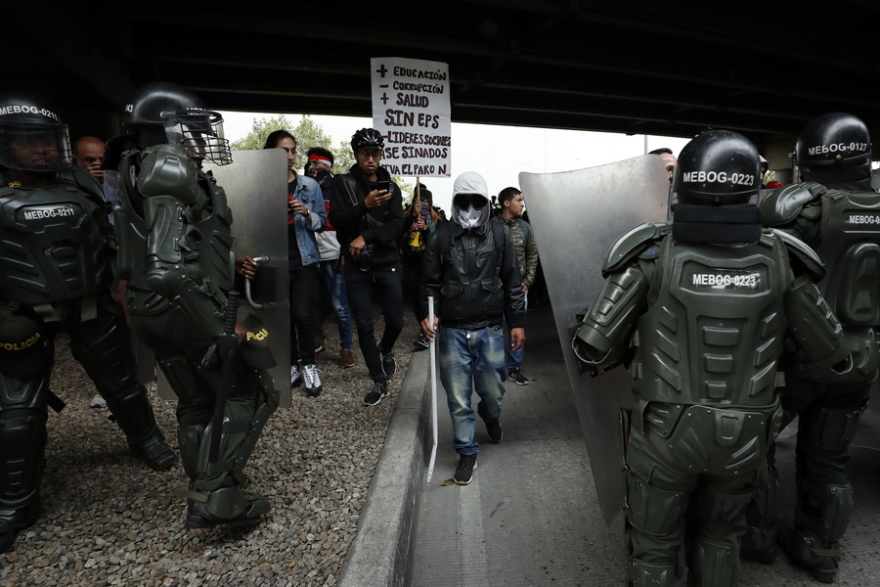 Κολομβία: Άγριες συγκρούσεις της αστυνομίας με διαδηλωτές