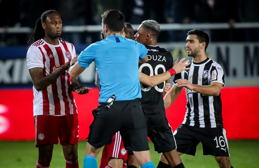 ΟΦΗ - Ολυμπιακός: Αποβλήθηκε με κόκκινη ο Σεμέδο, δεν παίζει με ΑΕΚ