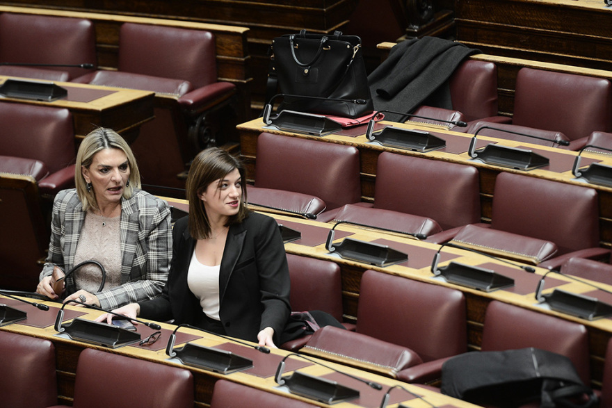 Φωτογραφίες: Ημέρα της... γυναίκας σήμερα στη Βουλή!