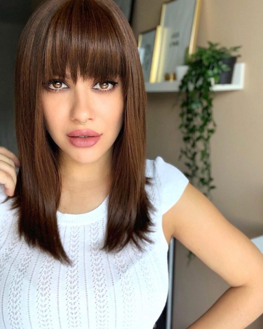 Η Λάουρα Νάργες ποζάρει με περούκα και είναι πραγματικά αγνώριστη