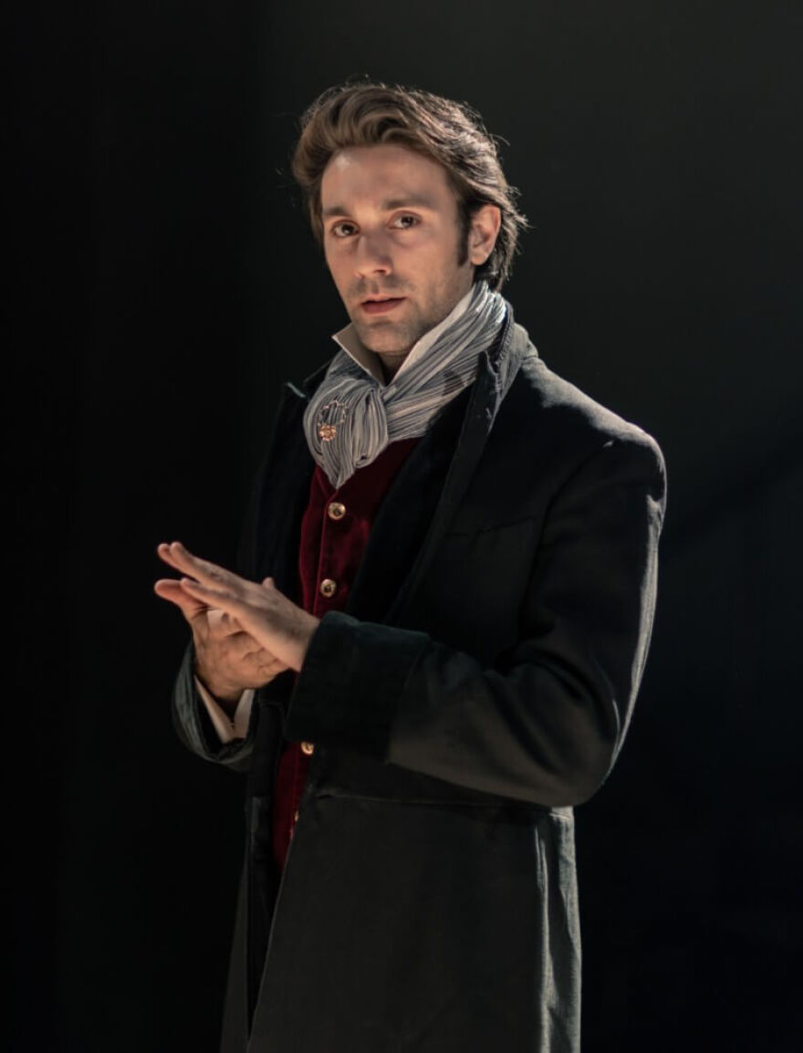 «Περηφάνια και προκατάληψη»: Πρεμιέρα στο θέατρο «Αλκυονίς», τη νύχτα των ερωτευμένων