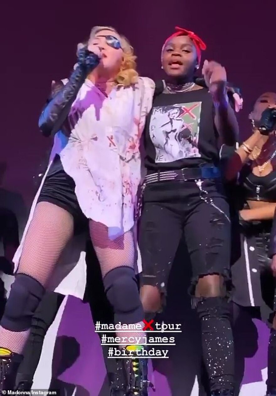 Μαντόνα: Η υιοθετημένη κόρη της Μέρσι Τζέιμς έγινε 14 και το γιόρτασαν μαζί επί σκηνής