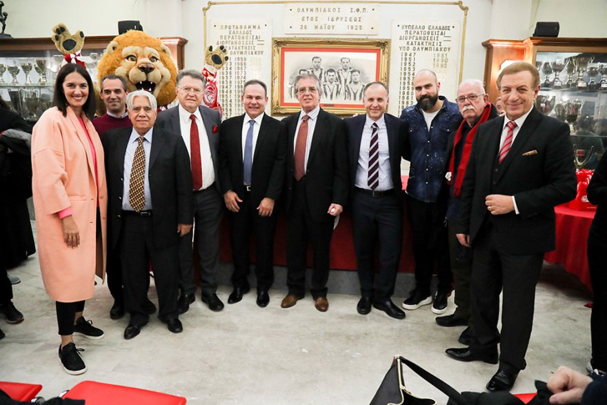 Ο Σοφοκλής Ξυνής βράβευσε τις Ακαδημίες του ΟΛΥΜΠΙΑΚΟΥ Σ.Φ.Π.