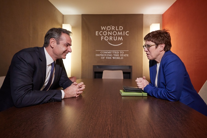 Νταβός: Συναντήσεις Μητσοτάκη με Λεμέρ και Κάρενμπάουερ