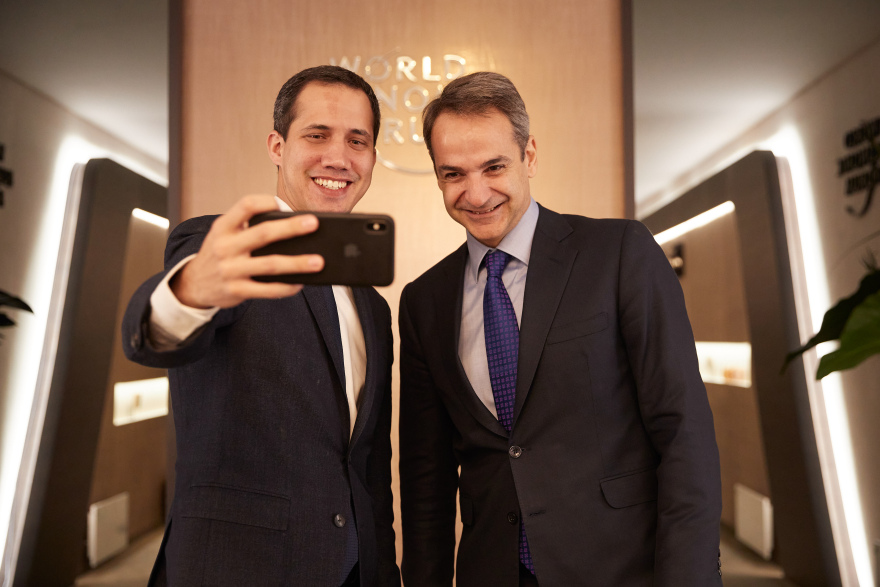 Η selfie του Γκουαϊδό στη συνάντηση με τον Μητσοτάκη - Δείτε βίντεο