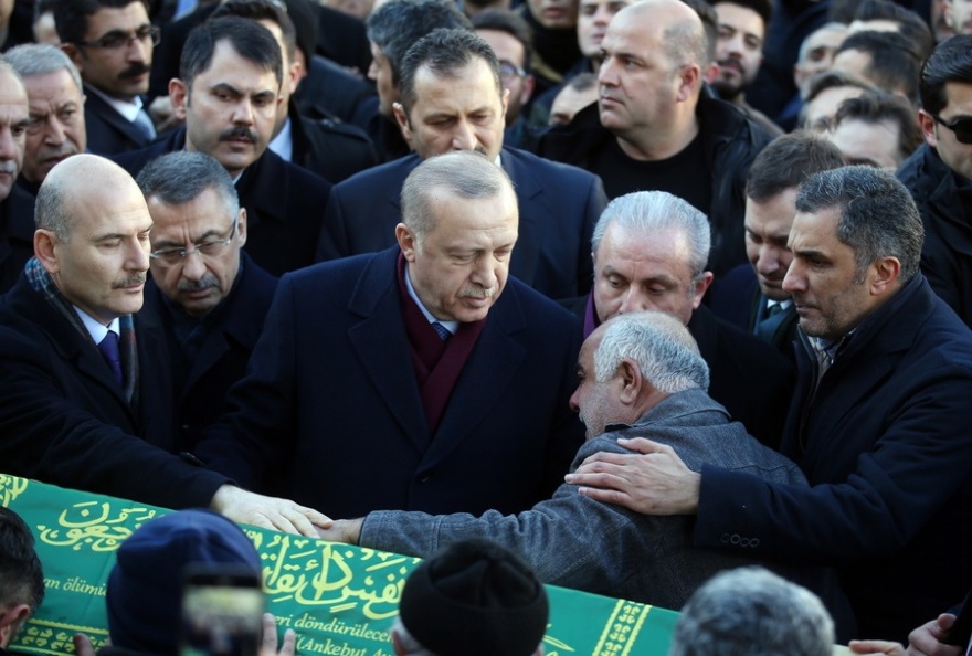 Σεισμός στην Τουρκία: Ο Ερντογάν σήκωσε φέρετρο θύματος