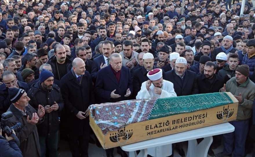 Σεισμός στην Τουρκία: Ο Ερντογάν σήκωσε φέρετρο θύματος