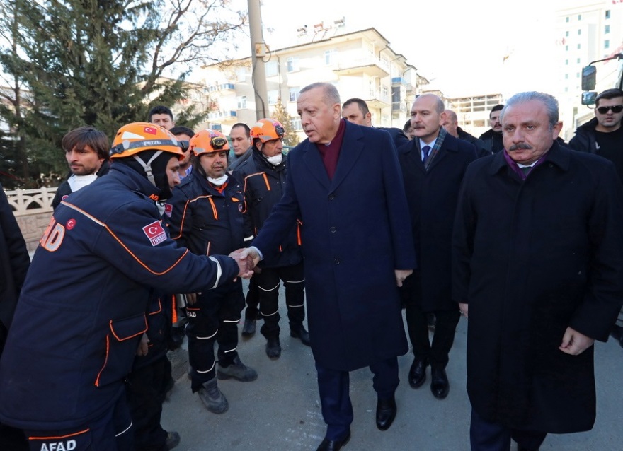 Σεισμός στην Τουρκία: Ο Ερντογάν σήκωσε φέρετρο θύματος
