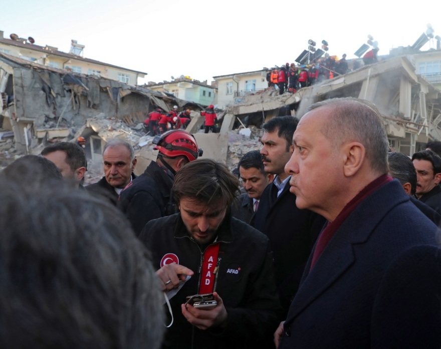 Σεισμός στην Τουρκία: Ο Ερντογάν σήκωσε φέρετρο θύματος