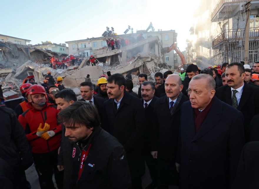 Σεισμός στην Τουρκία: Ο Ερντογάν σήκωσε φέρετρο θύματος