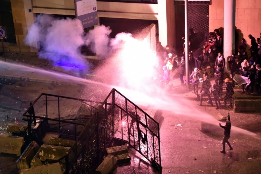 Λίβανος: Βίαιες συγκρούσεις διαδηλωτών με αστυνομικούς στο κέντρο της Βηρυτού