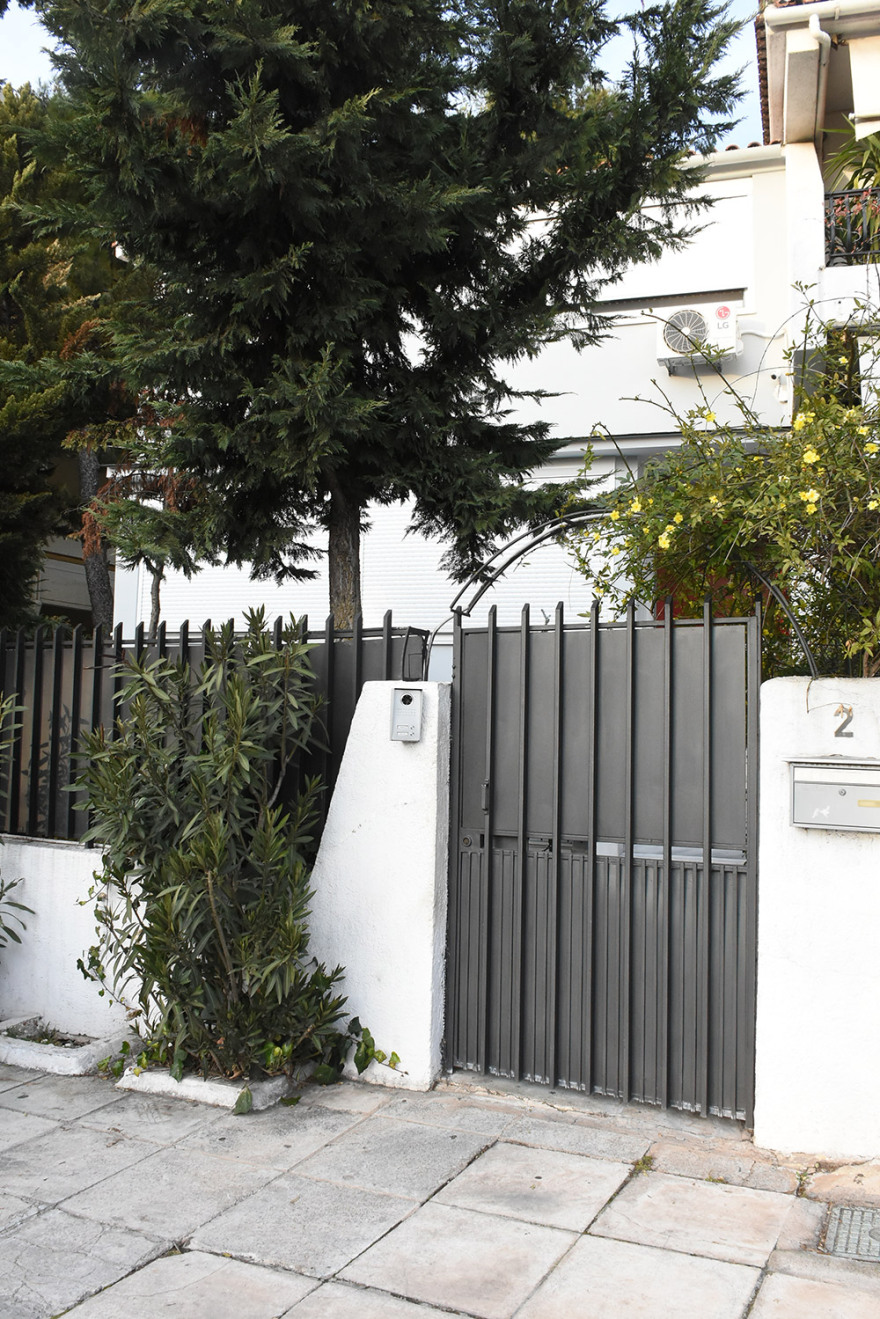 Τρόμος για την Καίτη Γαρμπή και τον Διονύση Σχοινά: Ένοπλοι μπήκαν σπίτι τους, τους έδεσαν και τους λήστεψαν 