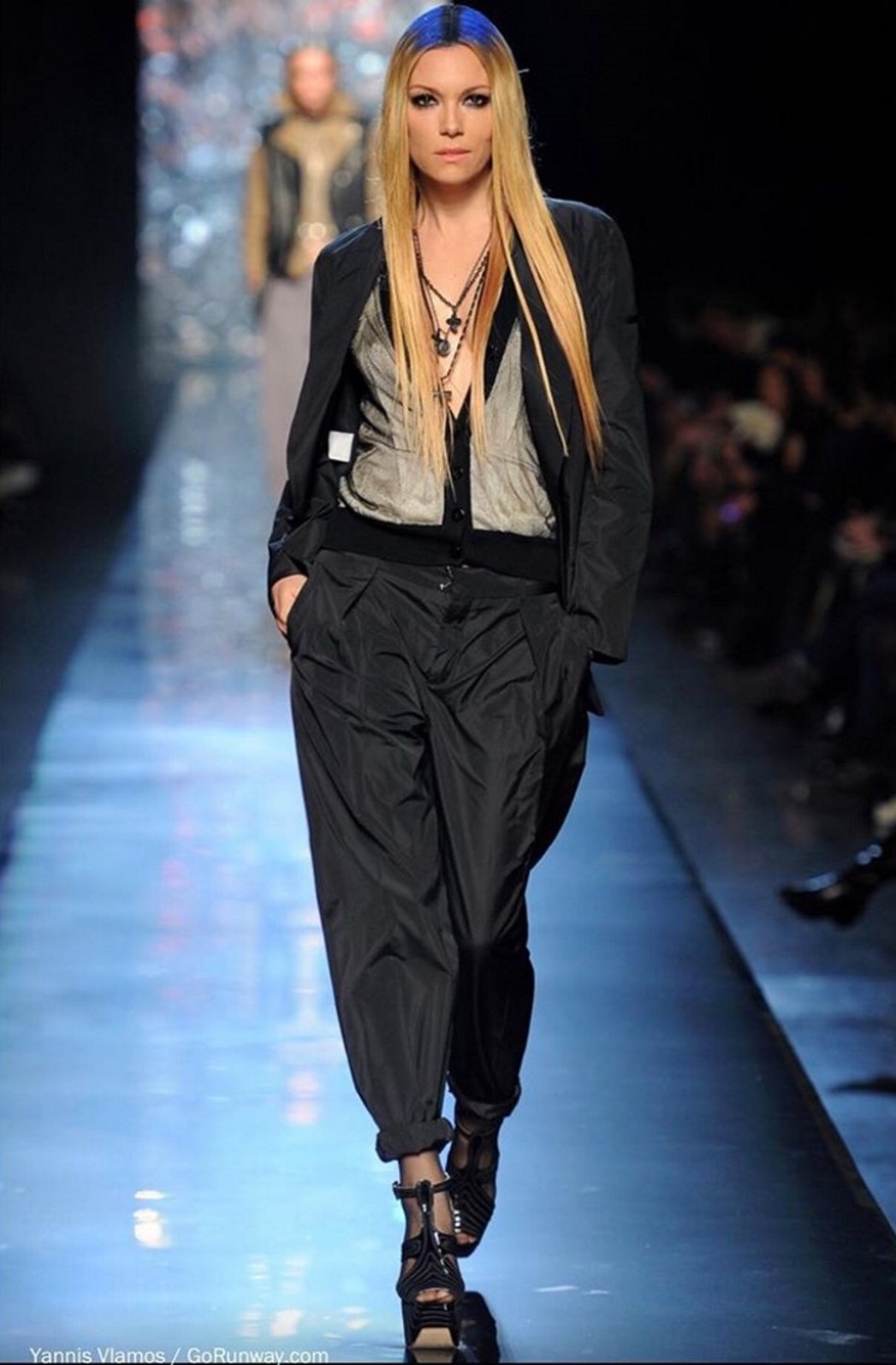 Η Βίκυ Καγιά στην πασαρέλα του Ζαν Πολ Γκοτιέ