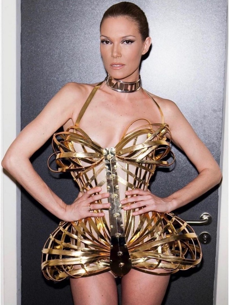 Η Βίκυ Καγιά στην πασαρέλα του Ζαν Πολ Γκοτιέ