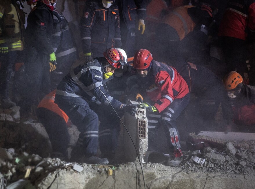 Σεισμός στην Τουρκία: Δραματική διάσωση μάνας και κόρης από τα ερείπια - Στους 35 οι νεκροί 