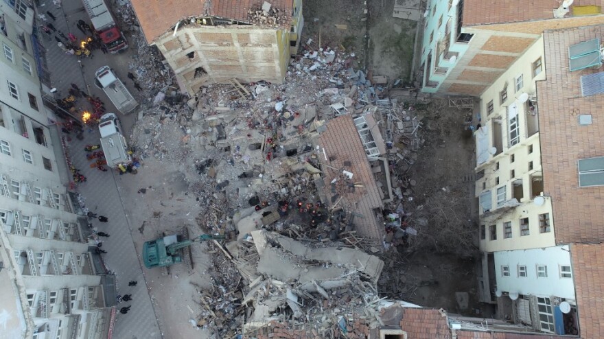 Σεισμός στην Τουρκία: Δραματική διάσωση μάνας και κόρης από τα ερείπια - Στους 35 οι νεκροί 