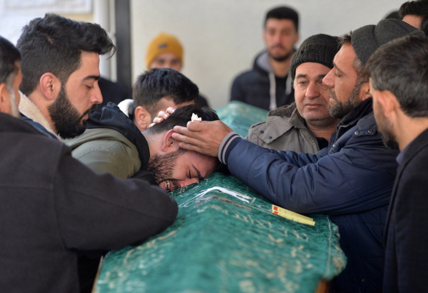 Σεισμός 6,8 Ρίχτερ στην Τουρκία: Εξανεμίζονται οι ελπίδες για τον εντοπισμό επιζώντων στα συντρίμμια