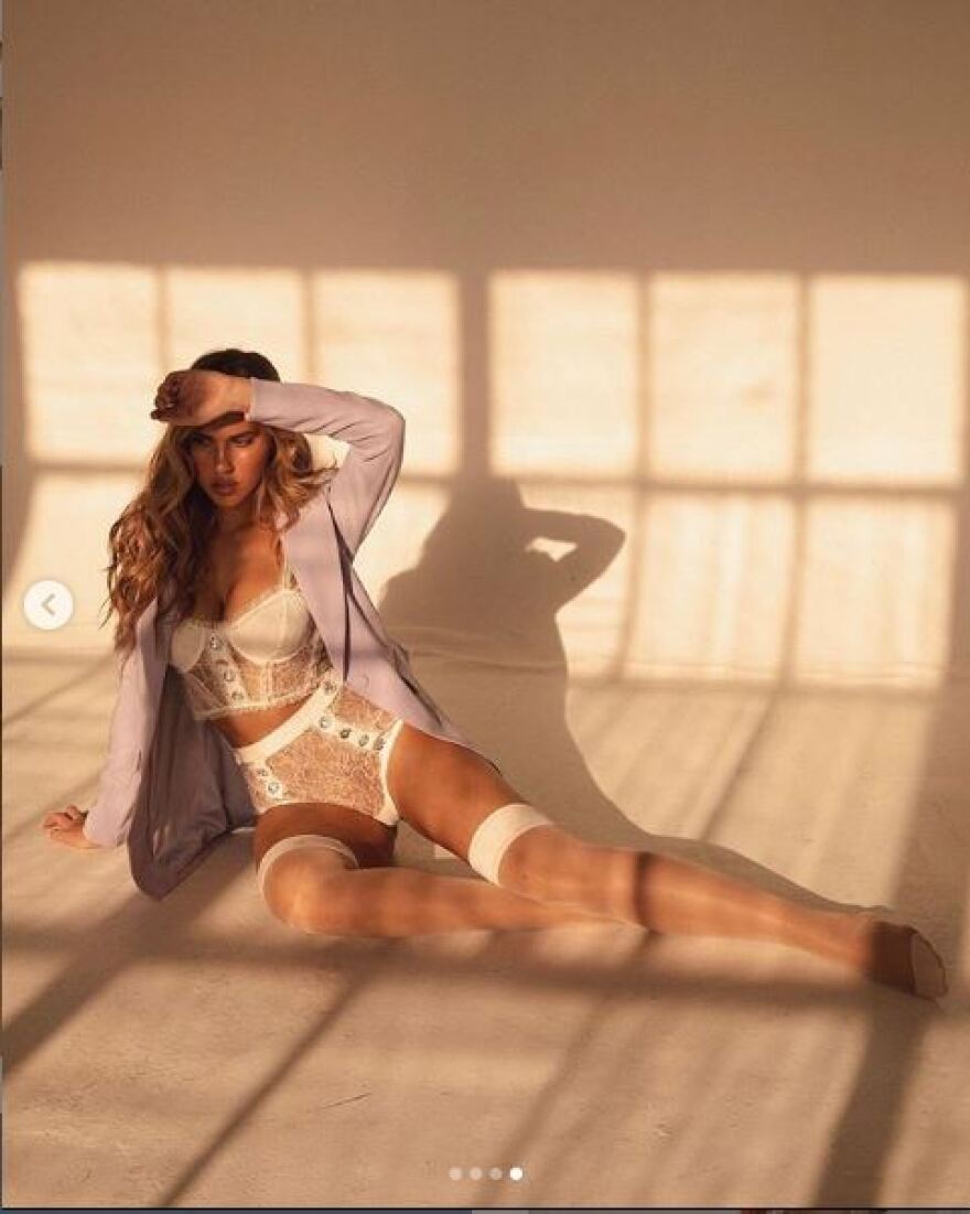 Η Κάρα Ντελ Τόρο έχει αδυναμία στα λευκά σέξι εσώρουχα 