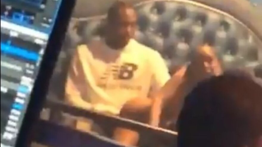 Καουάι Λέοναρντ: Viral βίντεο με τον πρωταθλητή του ΝΒΑ να απολαμβάνει «πριβέ» χορό σε στριπ κλαμπ! 