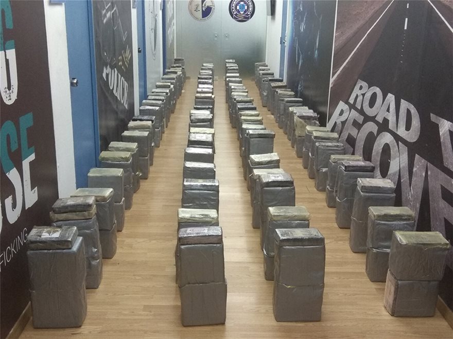 Ένας τόνος ναρκωτικά στον Αστακό: Δύο αστυνομικοί έζησαν στο ιστιοπλοϊκό της κόκας