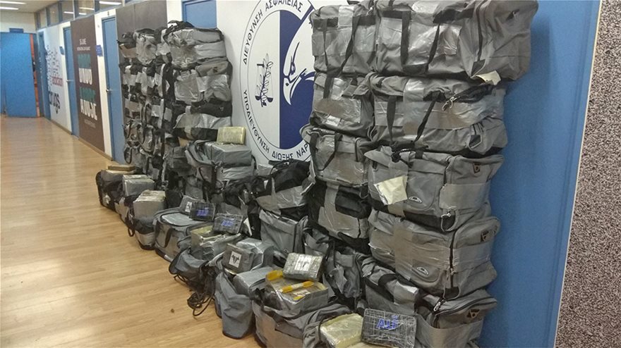 Ένας τόνος ναρκωτικά στον Αστακό: Δύο αστυνομικοί έζησαν στο ιστιοπλοϊκό της κόκας