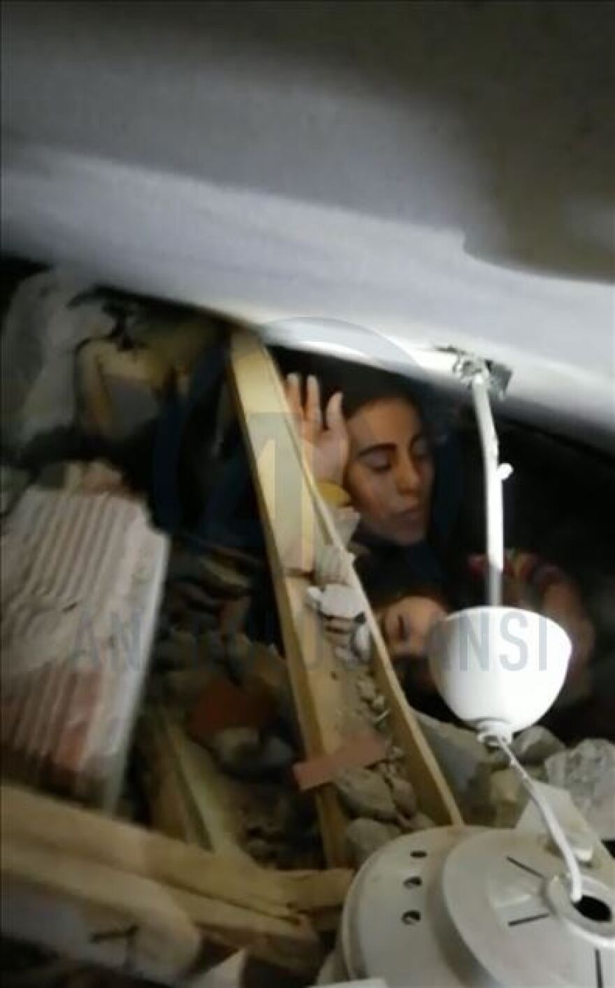 Σεισμός στην Τουρκία: Δραματική διάσωση μάνας και κόρης από τα ερείπια - Στους 35 οι νεκροί 