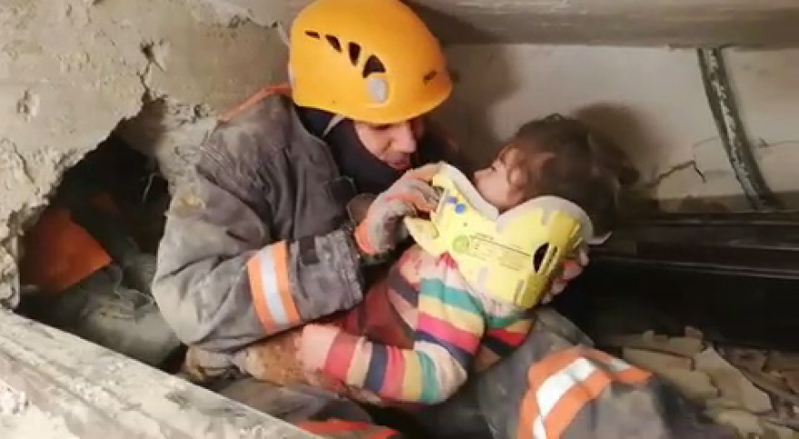 Σεισμός 6,8 Ρίχτερ στην Τουρκία: Εξανεμίζονται οι ελπίδες για τον εντοπισμό επιζώντων στα συντρίμμια