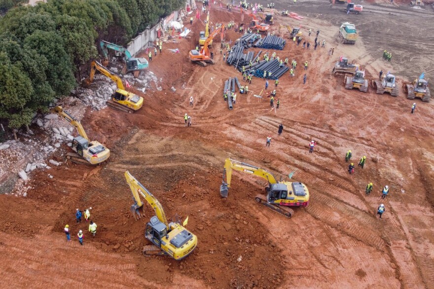 Κοροναϊός: Παίρνει μορφή το νοσοκομείο-εξπρές στην Ουχάν - Δείτε πώς είναι το εργοτάξιο μετά από τρεις ημέρες